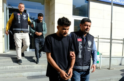 Emekli öğretmen çifti dolandırdığı iddia edilen 2 kişi yakalandı!