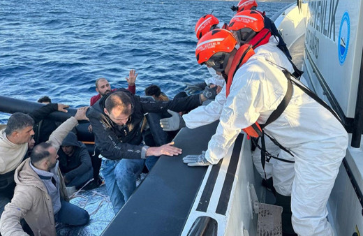 Kuşadası açıklarında 43 düzensiz göçmen kurtarıldı