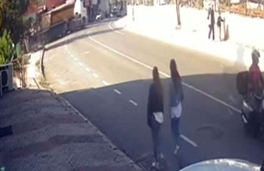 İstanbul'da motosikletli kapkaççılar yolda yürüyen kadının çantasını çaldı!