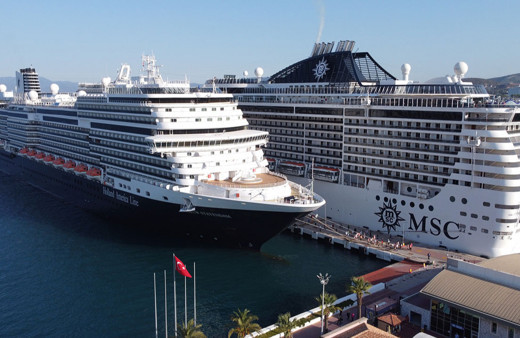 Kuşadası'nda kruvaziyer hareketliliği sürüyor