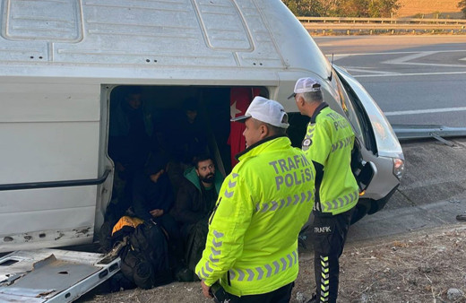 Polisten kaçarken kaza yapan araçtan kaçak göçmenler çıktı!