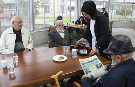 Evinden çıkamayan yaşlılar için "büyükler kreşi"