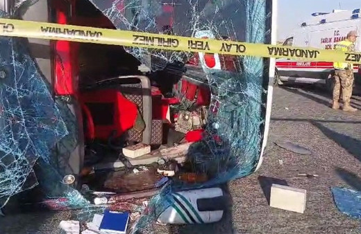 Şanlıurfa'da otomobille çarpışan otobüs devrildi: 2 ölü, 25 yaralı