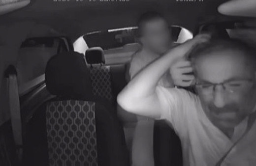 İzmir'de taksi şoförünü kaldırım taşıyla yaralayıp gasp etmeye çalıştı, o anlar kamerada