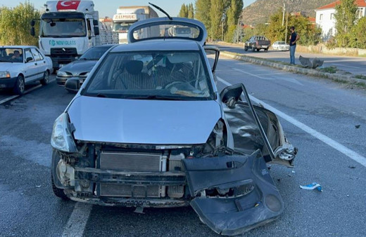 Afyonkarahisar'da kamyonet ile otomobil çarpıştı: 5 kişi yaralandı