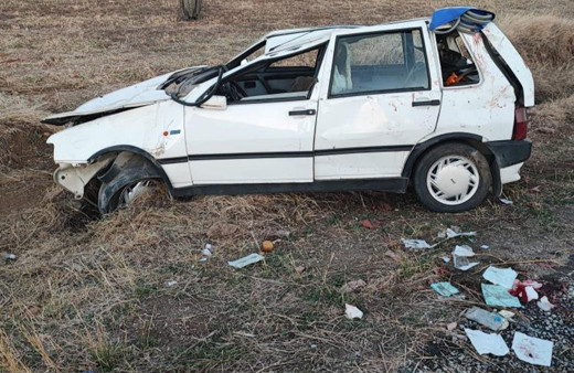 Afyonkarahisar'da otomobil şarampole devrildi: 4 yaralı!