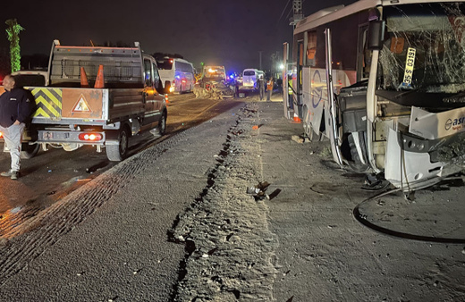 İşçi servisleri ve otomobilin karıştığı kazada 6 kişi yaralandı