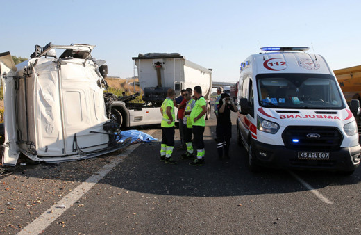 Manisa'da tırla kamyon çarpıştı: 1 kişi hayatını kaybetti!
