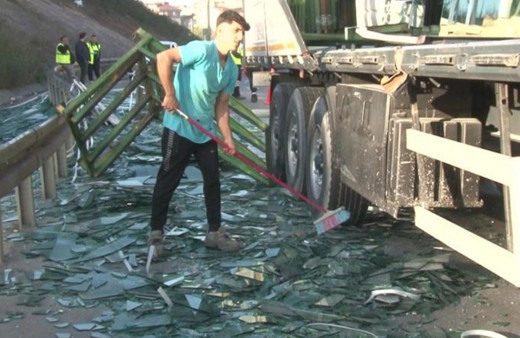 TIR virajı alamadı, taşıdığı camlar yola saçıldı!