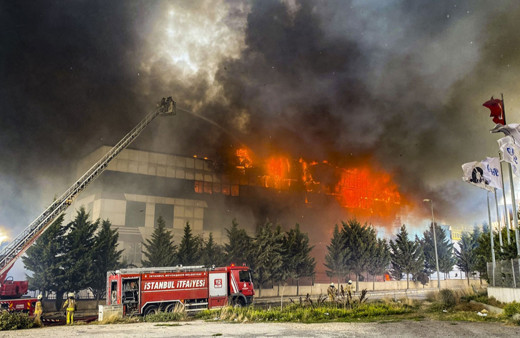 İstanbul Silivri'de fabrikada çıkan yangın devam ediyor!