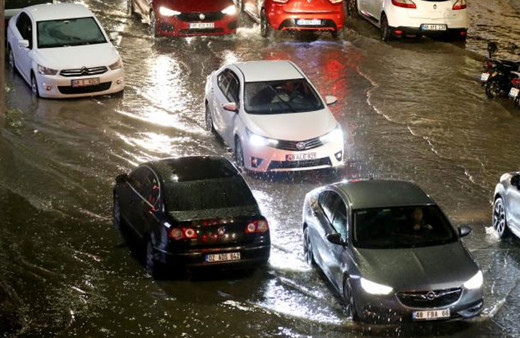 Fethiye'de sağanak: Yollar göle döndü