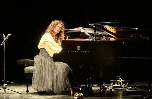 Anjelika Akbar, yeni albümünün gala konserinde müzikseverlerle buluştu