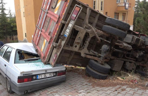 Freni boşalan kamyon park halindeki araçlara çarptı!