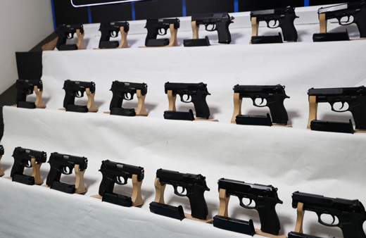 Adana'da bir evde ruhsatsız 19 tabanca ele geçirildi!