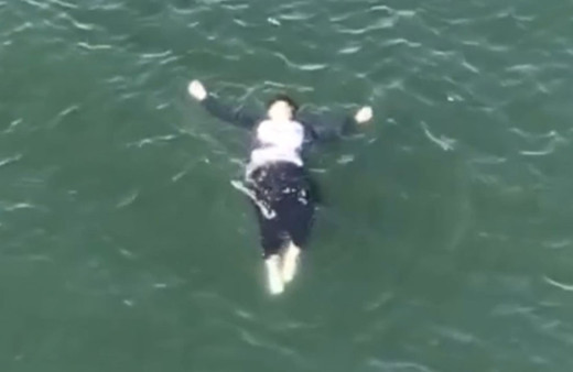 Haliç Köprüsü'nde yürürken denize düştü! O anlar kamerada