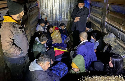 Edirne'de jandarmanın durdurduğu araçtan 17 düzensiz göçmen çıktı!