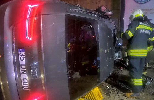 Manisa'da aydınlatma direğine çarpan otomobilin sürücüsü öldü