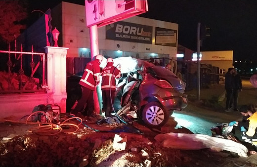 Reklam panosu direğine çarpan otomobil hurdaya döndü: 3 ölü