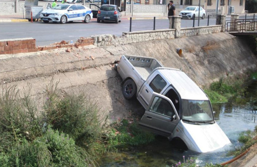 Kontrolden çıkan kamyonet sulama kanalına uçtu!