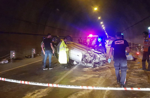 Alanya'da tünelde kaza! Otomobil bariyerlere çarptı, 2 kişi öldü!