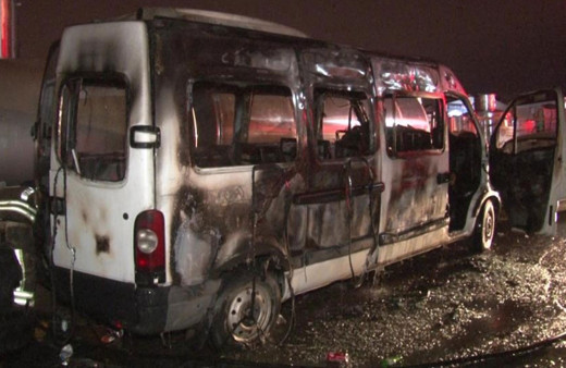 İstanbul'da servis aracı alev alev yandı