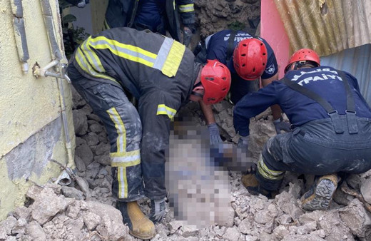 Manisa'da yıkmak istediği duvarın altında kaldı