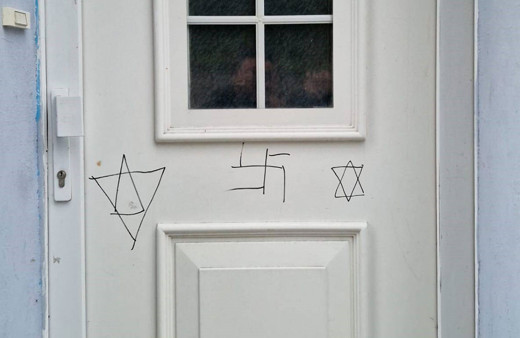 Almanya'da camiye çirkin saldırı! Caminin kapısına gamalı haç çizdiler