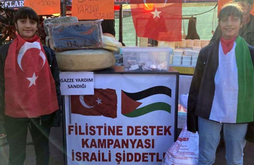 Karslı ikizler kumbaralarındaki parayı Gazze’ye bağışladı