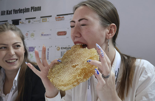 2 dakikada 1 kilogram balı silip süpürdüler!