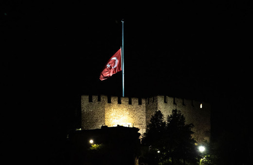 Milli yas ilanının ardından Türkiye'de bayraklar yarıya indirildi