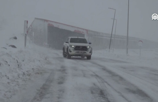 Van-Bahçesaray yolunda kar nedeniyle araçlar yolda kaldı!
