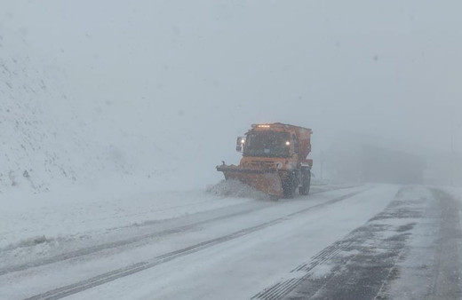 Van'da 3 bin rakımlı Karabet Geçidi'nde kar yağışı etkili oluyor