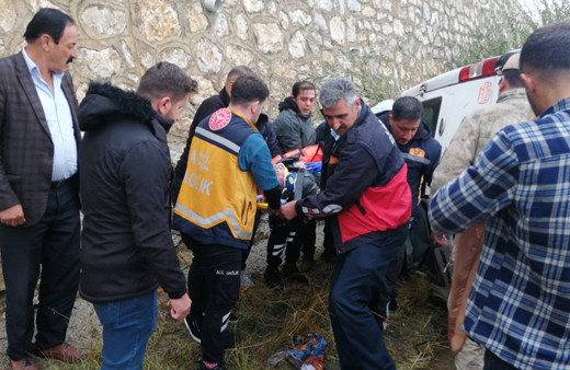 Van'da yolcu minibüsü devrildi: 2'si ağır 14 yaralı