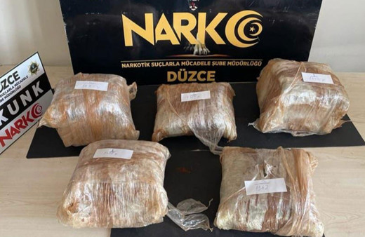 Otoyolda durdurulan otomobilden 8 kilo uyuşturucu çıktı!