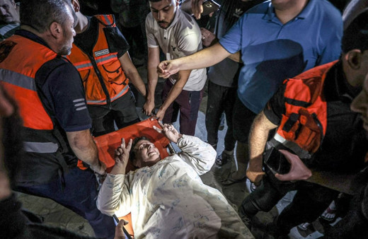 İsrail, Gazze'de sivillerin sığındığı tarihi kiliseyi vurdu