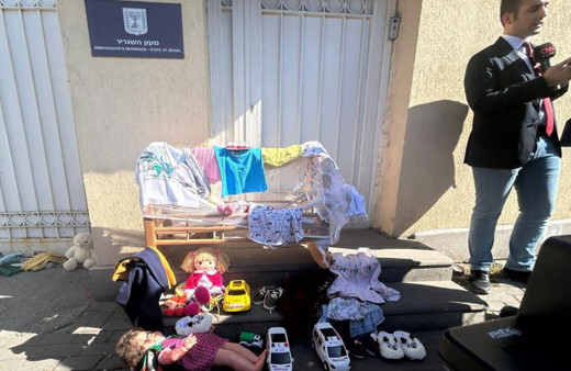 İsrail Büyükelçiliği önüne çocuk oyuncakları bırakıldı