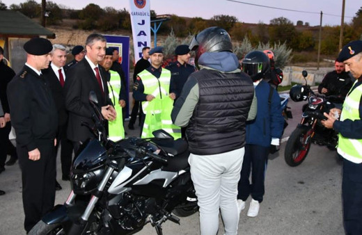 Karabük’te sürücülere reflektif yelek dağıtıldı