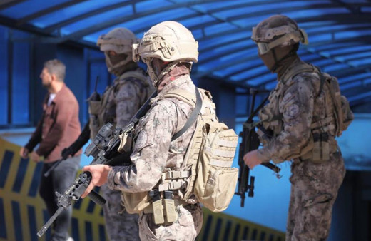 Kendisini eve kilitleyen genç, canlı yayın açıp özel harekat polisine direndi