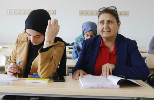 Ev hanımlığından sıkılan kadın, 60 yaşında çift ana dal ile üniversite okuyor!