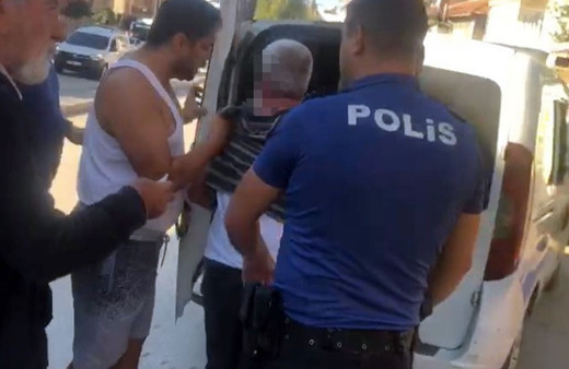 Genç kızın yardım çığlıklarını duyup tacizciyi yaka paça polise teslim ettiler
