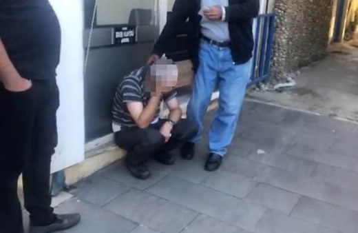 Genç kızın yardım çığlıklarını duyup tacizciyi yaka paça polise teslim ettiler