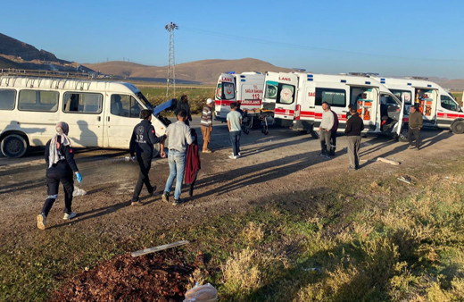Kayseri'de işçileri taşıyan minibüs, yakıt tankeri ile çarpıştı!