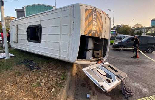 Kocaeli'de halk otobüsüyle çarpışan işçi servisi devrildi: Yaralılar var