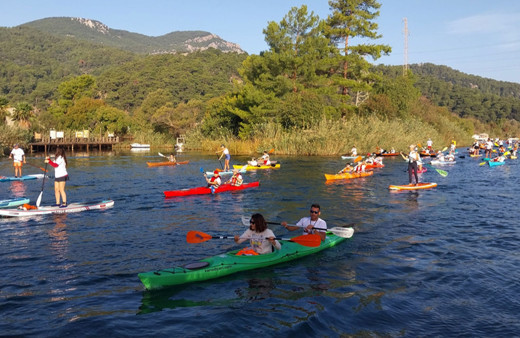 Muğla'da Cumhuriyet'in 100. yılında 220 kanocu kürek çekti