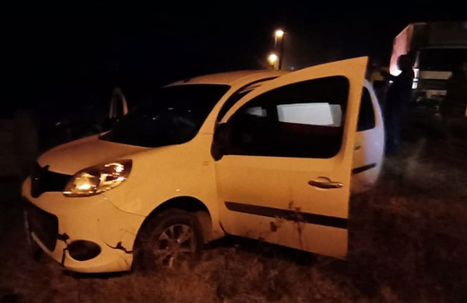 TIR iki otomobile çarptı, 2 polis yaralandı!