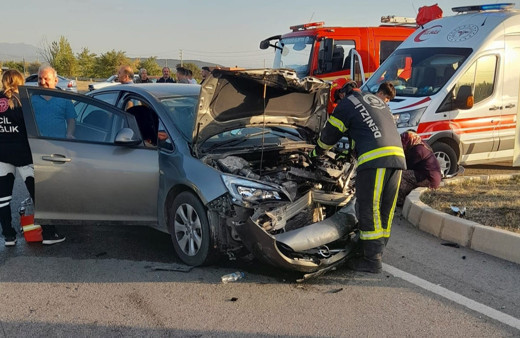 Denizli'de 2 otomobil çarpıştı: 1 kişi öldü, 6 kişi yaralandı!