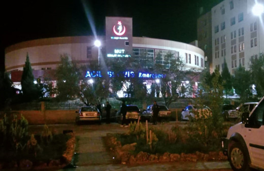 Hastane otoparkında dehşet! Sesi duyan ihbar etti, kanlar içinde...