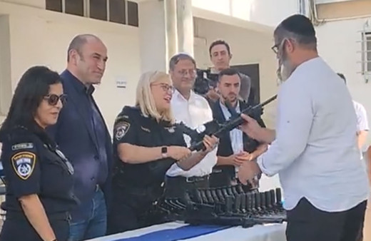 İsrailli Bakan sokakta sivillere silah dağıttı!