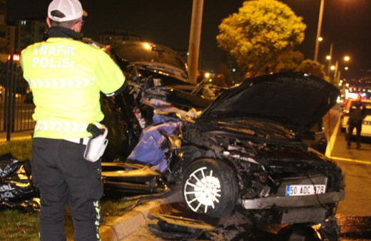 Otomobil TIR'a arkadan çarptı: 1 kişi öldü, 2 kişi yaralandı!