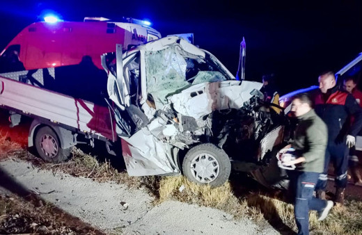Kırşehir'de kamyonet kamyona çarptı: 2 ölü, 3 yaralı!